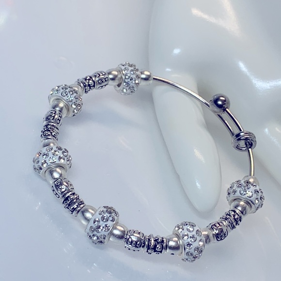 HANDCRAFTED SILVER BANGLE 6cm diameter - Picture 2 of 5